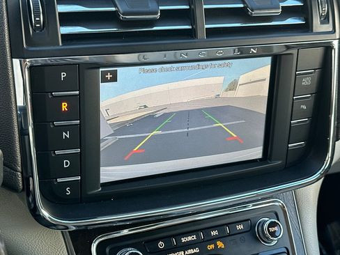 Used 2017 Lincoln Continental Select image 26