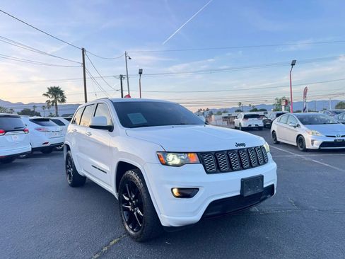 Used 2019 Jeep Grand Cherokee Altitude image 12
