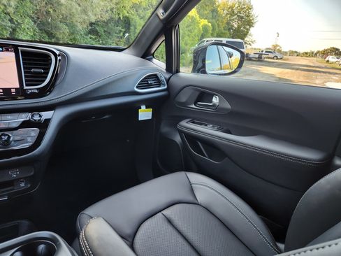New 2026 Chrysler Pacifica Select FWD image 19