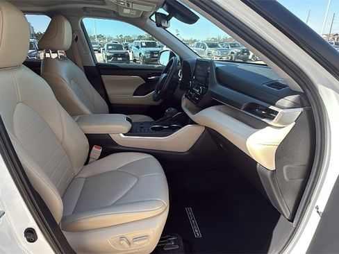Certified 2023 Toyota Highlander XLE image 30
