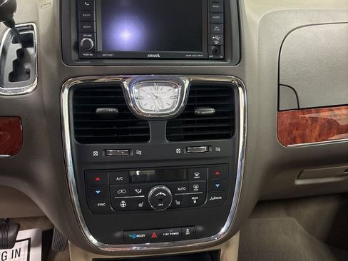 Used 2014 Chrysler Town & Country Touring-L w/ Driver Convenience Group FWD image 12