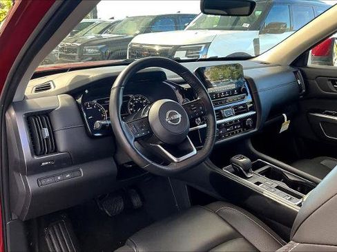 Certified 2024 Nissan Pathfinder SL image 16