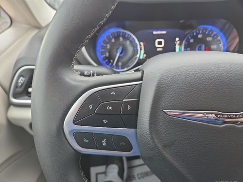Used 2024 Chrysler Pacifica Touring-L FWD image 30