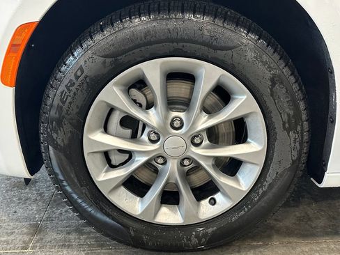 New 2027 Chrysler Pacifica Select AWD/4WD image 10