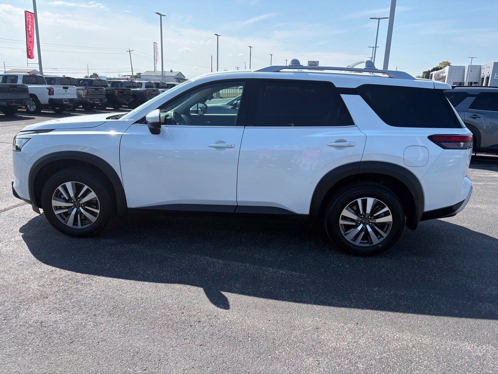 Used 2025 Nissan Pathfinder SL w/ Black Appearance Package AWD/4WD image 8