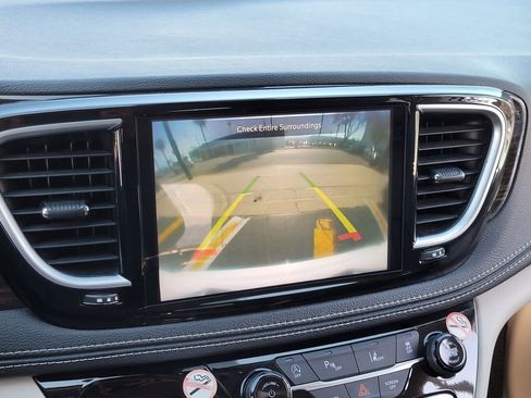 Used 2023 Chrysler Pacifica Limited FWD image 10