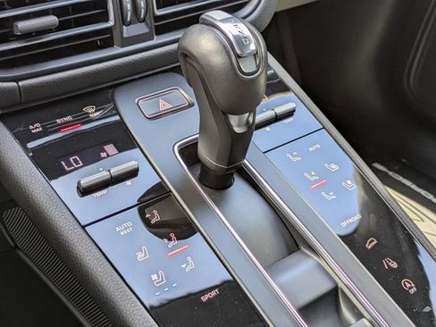 Used 2025 Porsche Macan AWD/4WD image 30