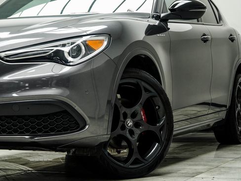 Used 2023 Alfa Romeo Stelvio Veloce image 3