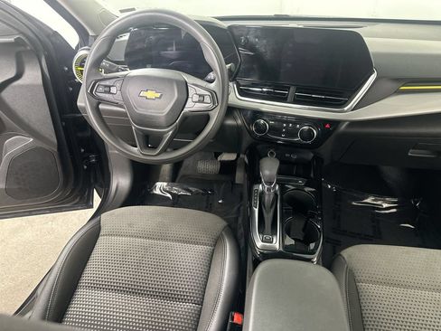 Used 2025 Chevrolet Trax LT FWD image 17