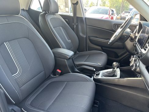 Used 2024 Hyundai Venue Limited image 13