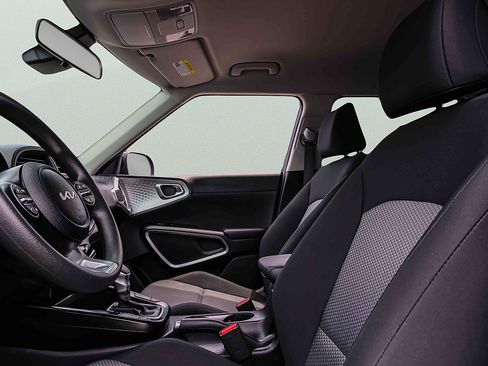 Certified 2025 Kia Soul LX w/ LX Technology Package FWD image 17