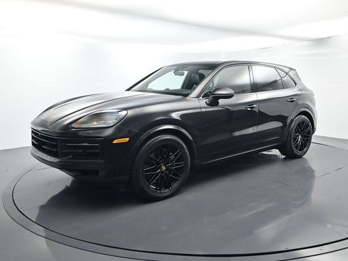 Certified 2024 Porsche Cayenne image 1