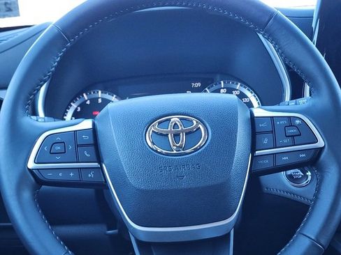 Used 2023 Toyota Highlander XLE image 28