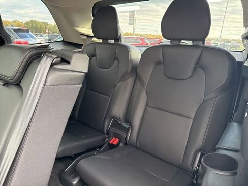 Used 2022 Volvo XC90 T6 Momentum w/ Climate Package image 10