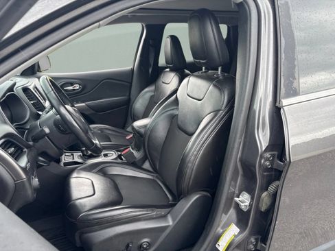 Used 2019 Jeep Cherokee Latitude Plus FWD image 18