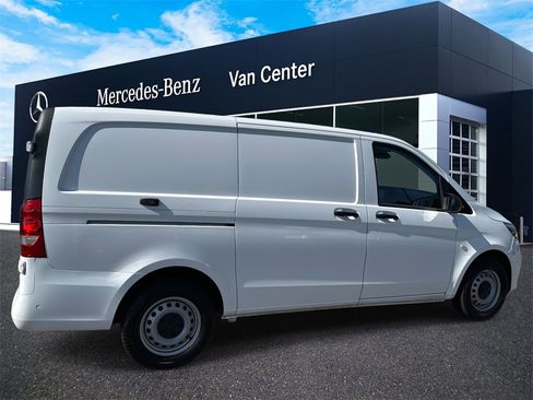 Used 2023 Mercedes-Benz Metris image 3