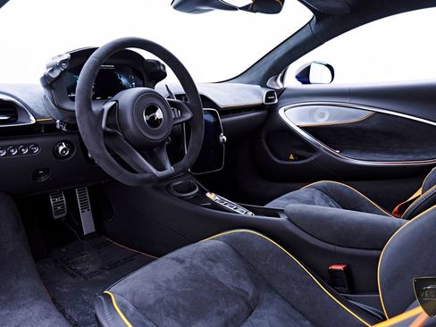 Used 2025 McLaren Artura RWD image 2