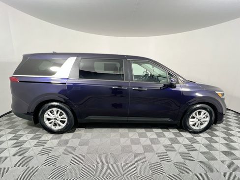 Used 2024 Kia Carnival LX FWD image 2