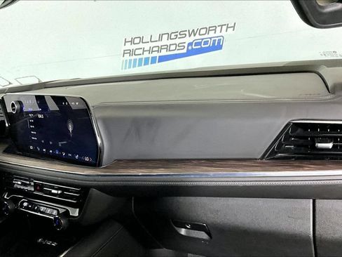Used 2025 Chevrolet Suburban Z71 AWD/4WD image 12