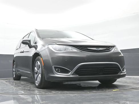Used 2018 Chrysler Pacifica Limited w/ Advanced Safetytec Group FWD image 43