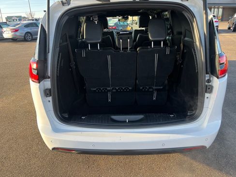 Used 2025 Chrysler Pacifica Limited image 29