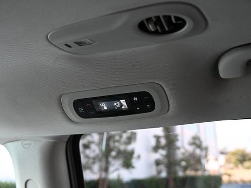 Used 2019 Chrysler Pacifica Touring-L FWD image 30
