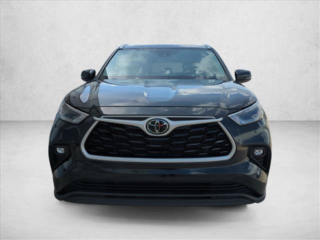 Used 2024 Toyota Highlander XLE FWD image 2