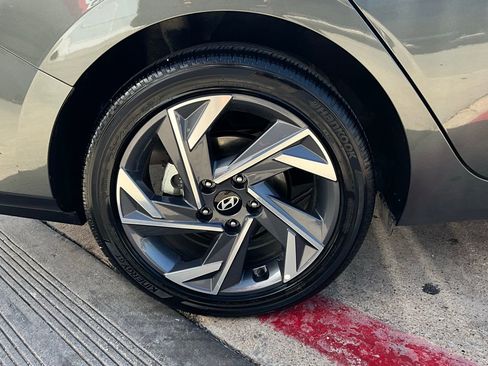 Used 2025 Hyundai Elantra SEL image 9