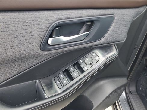 Used 2023 Nissan Rogue SV image 19