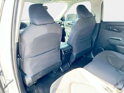 Used 2022 Toyota Highlander LE FWD image 12