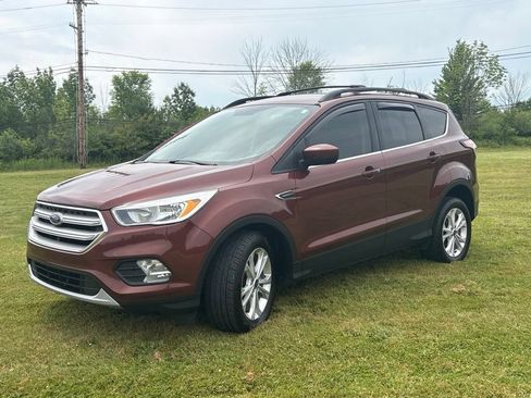 Used 2018 Ford Escape SE w/ SE Sync 3 Package FWD image 4