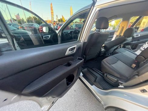 Used 2017 Nissan Pathfinder S image 10