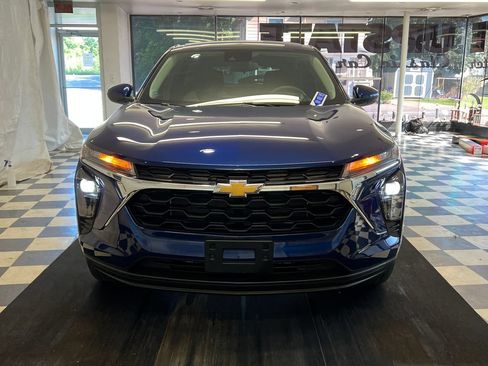 Used 2024 Chevrolet Trax LS w/ LS Convenience Package FWD image 2