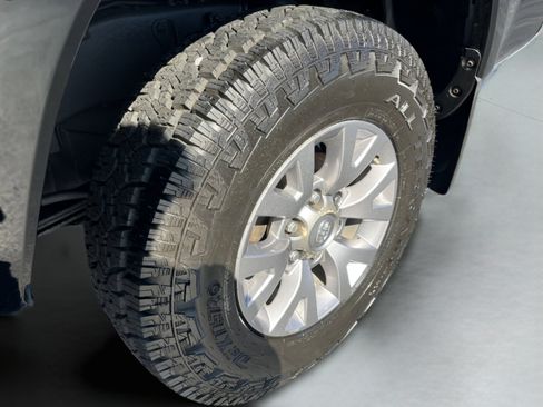 Used 2016 Toyota Tacoma SR5 w/ SR5 Appearance Package (SN) image 18