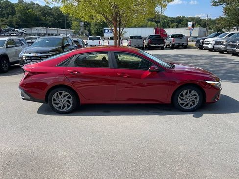 Used 2024 Hyundai Elantra SEL FWD image 8