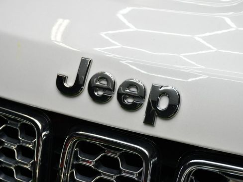 Used 2021 Jeep Grand Cherokee Overland AWD/4WD image 2