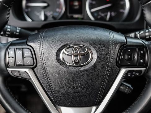 Used 2019 Toyota Highlander XLE AWD/4WD image 31