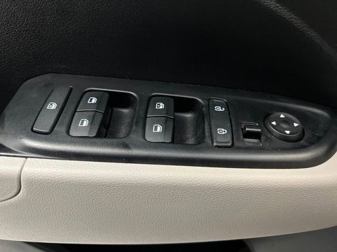 Used 2025 Hyundai Venue SEL image 12