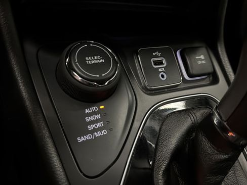 Used 2019 Jeep Cherokee Limited w/ Technology Group AWD/4WD image 25