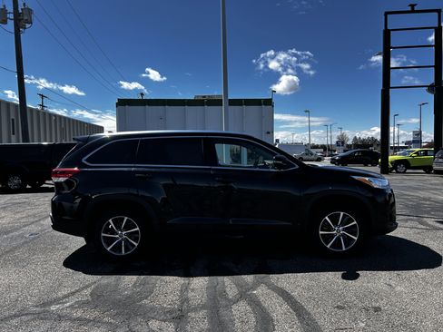 Used 2019 Toyota Highlander XLE AWD/4WD image 6