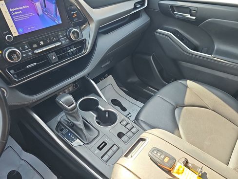 Used 2023 Toyota Highlander XLE AWD/4WD image 22