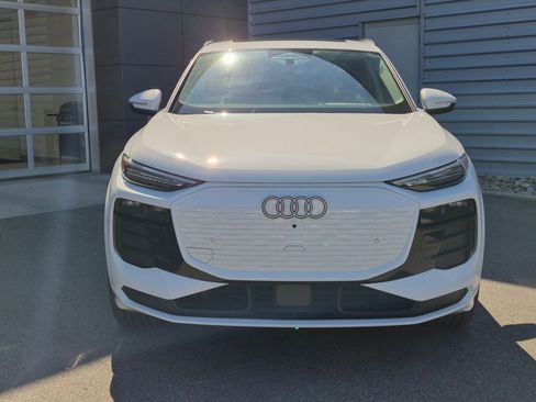 Used 2025 Audi Q6 e-tron Premium Plus w/ Premium Plus AWD/4WD image 9