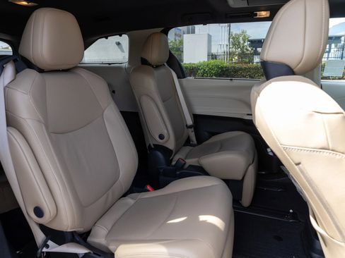 Used 2024 Toyota Sienna Limited image 38