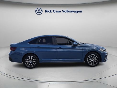 Certified 2025 Volkswagen Jetta SE image 3