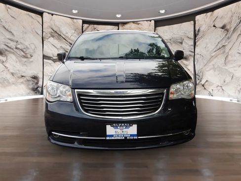 Used 2014 Chrysler Town & Country Touring FWD image 2