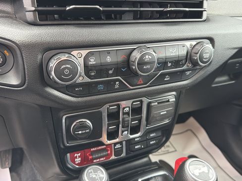 Used 2024 Jeep Wrangler Willys image 25