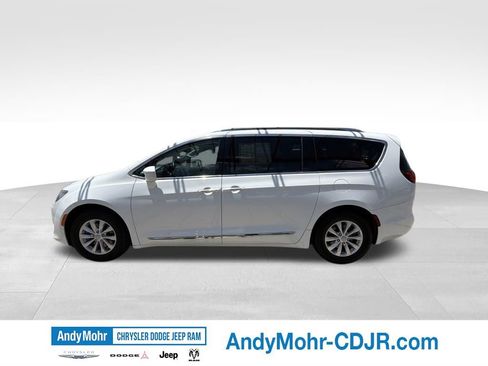 Used 2019 Chrysler Pacifica Touring-L FWD image 4