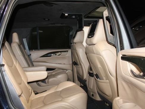 Used 2019 Cadillac Escalade Platinum AWD/4WD image 16