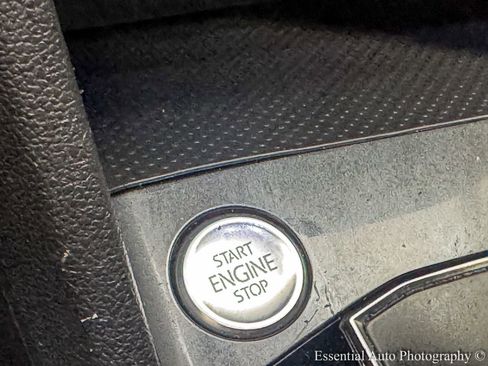 Used 2019 Volkswagen Tiguan SE w/ Panoramic Sunroof Package image 16