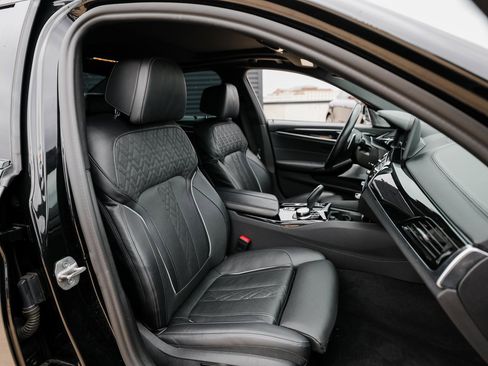 Used 2022 BMW M550i xDrive w/ Executive Package image 29